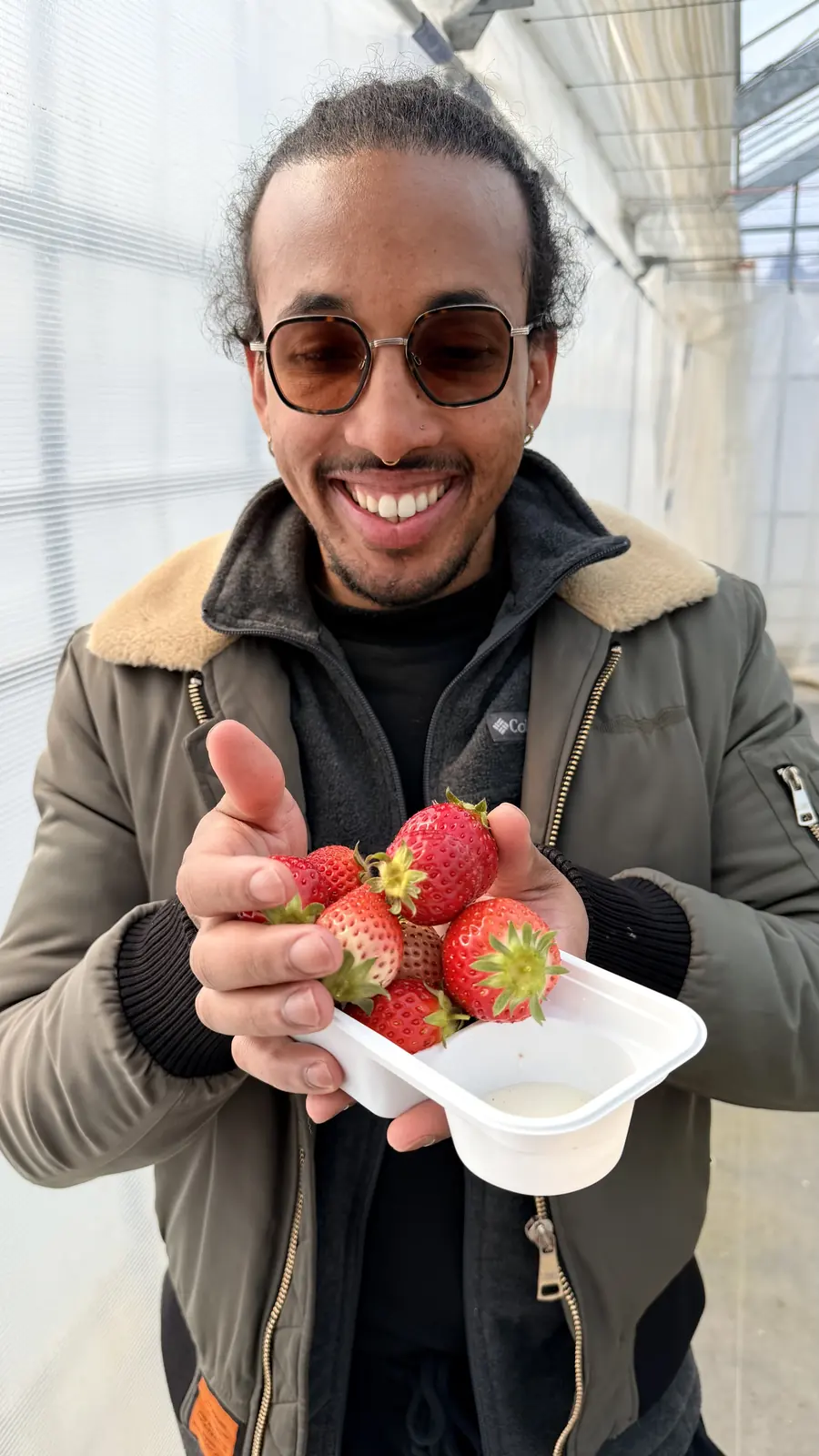 Marc et sa cueillette de fraises, à Sōma