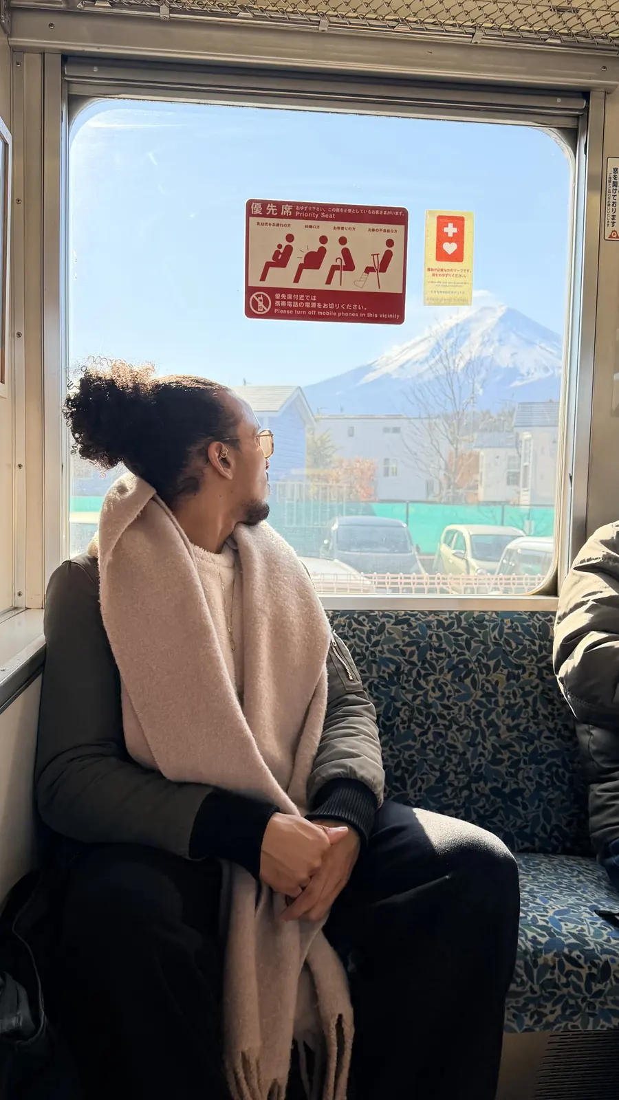 Marc dans le train, face au Fuji