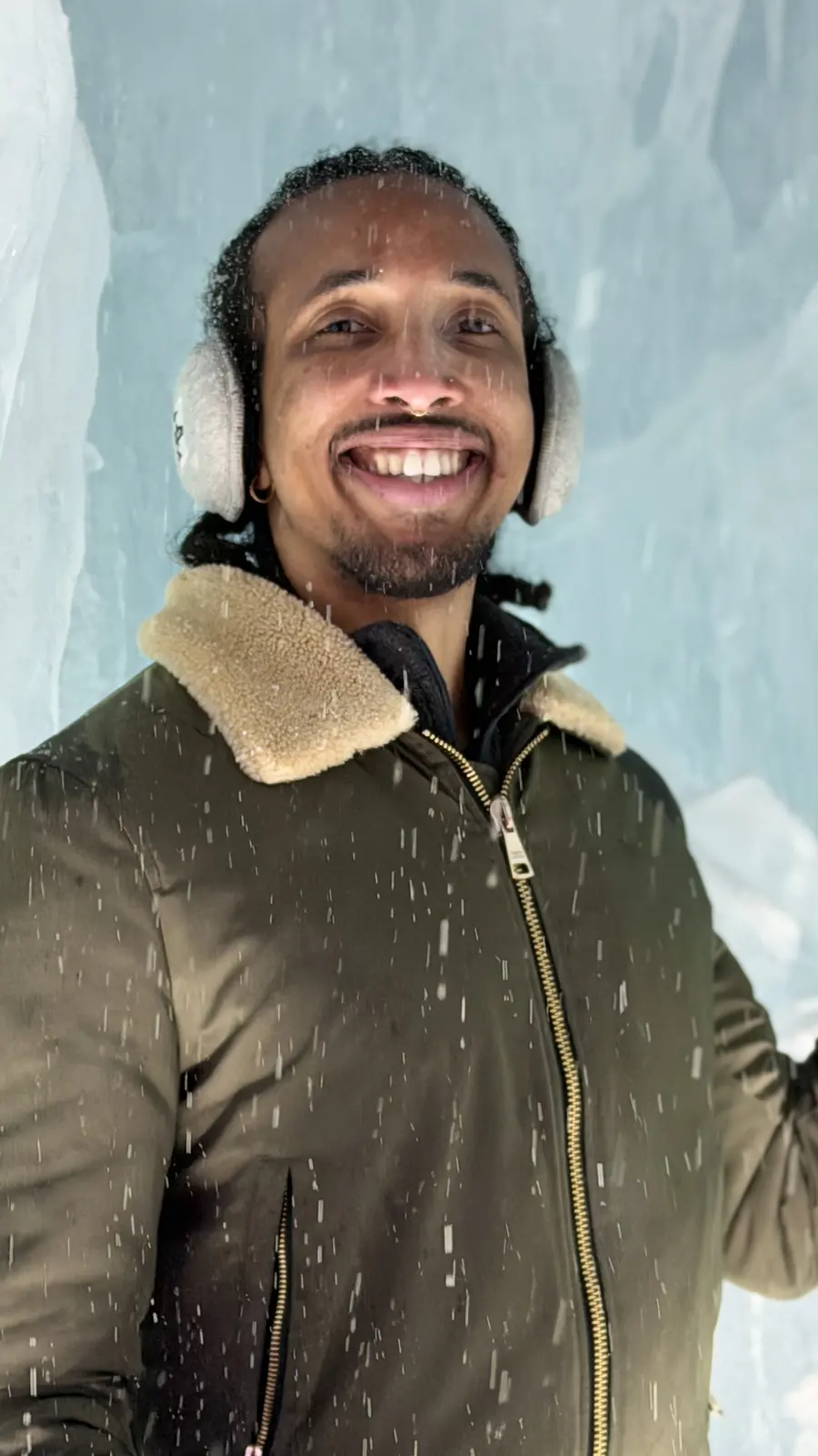 Marc dans un tunnel de glace, à Hokkaido
