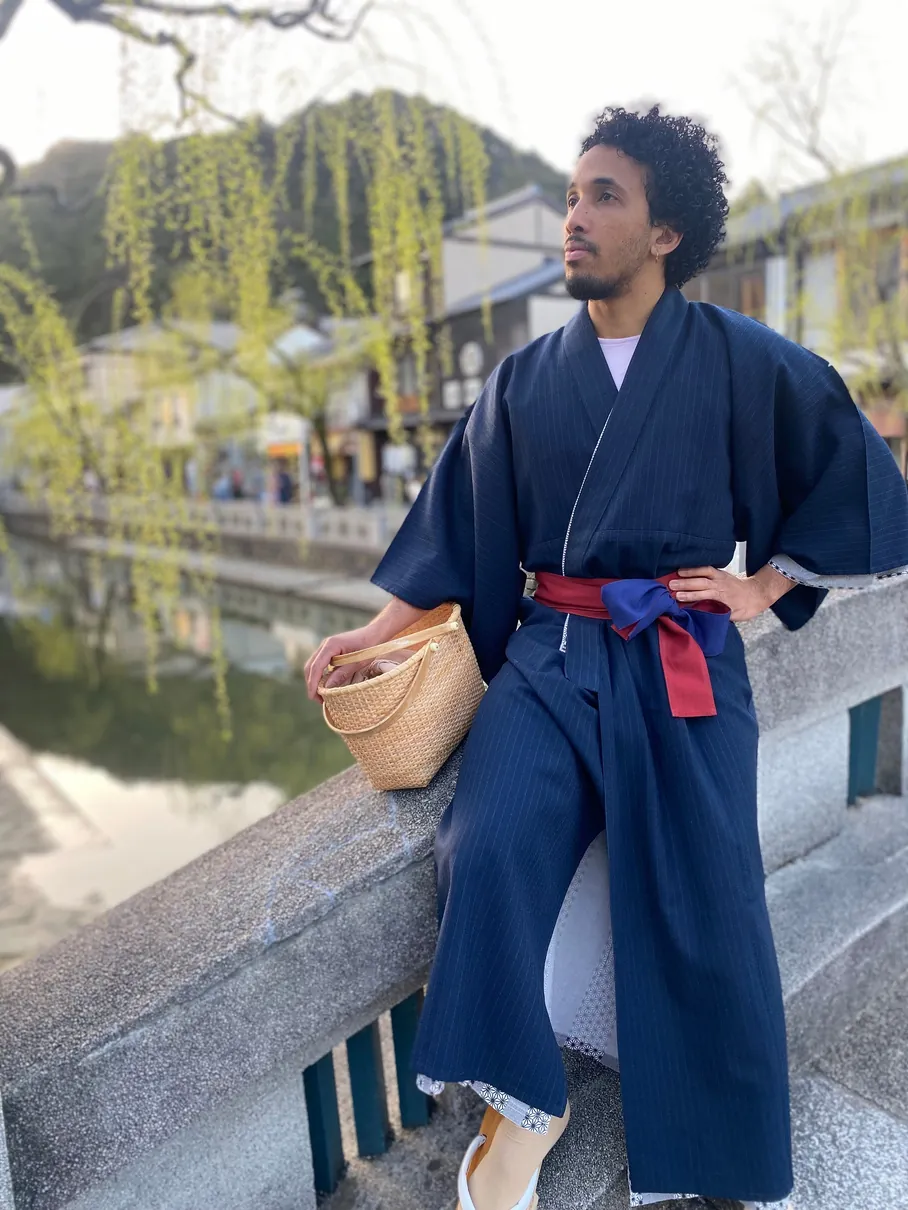 Marc en yukata sur un pont de Kinosaki Onsen