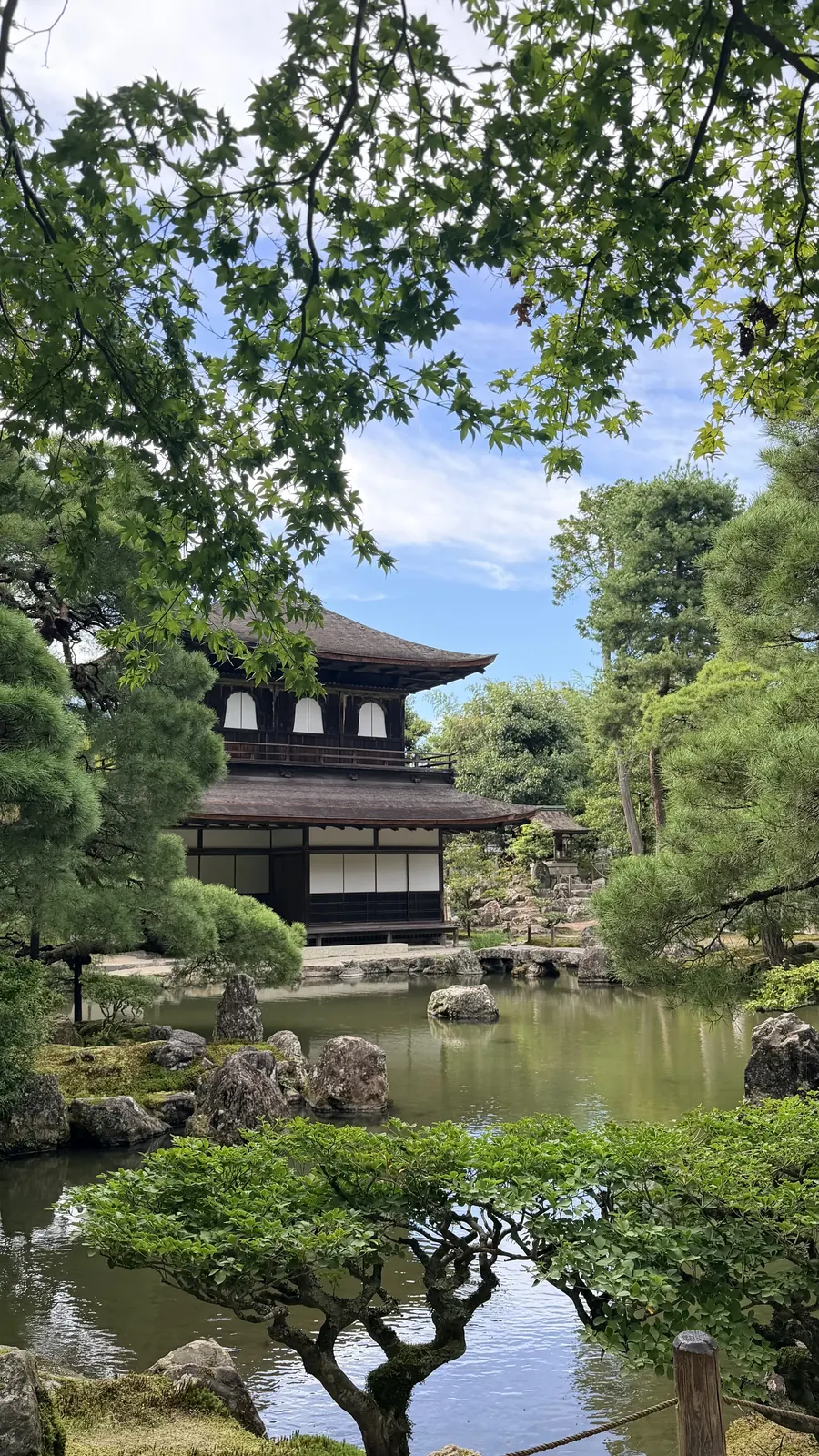 Un jardin de temple verdoyant, à Kyoto